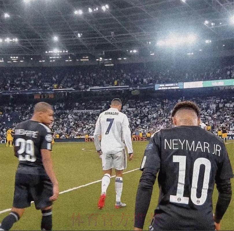 美媒:C罗回皇马三利三弊 短期可应急长远无保障 美媒:C罗回皇马三利三弊 短期可应急长远无保障